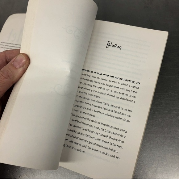 The Lunar Chronicles: Scarlet by: Marissa Meyer, paperback book - Picture 3 of 6